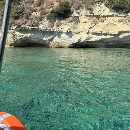 Poseidon Boat Trips Bådhotel *